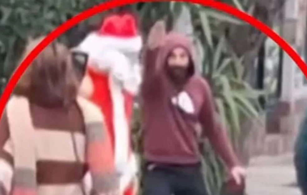 Αστυνομικός που επιτέθηκε σε «Άι Βασίλη» και αντιδήμαρχο – «Έβριζε με χυδαίο τρόπο»