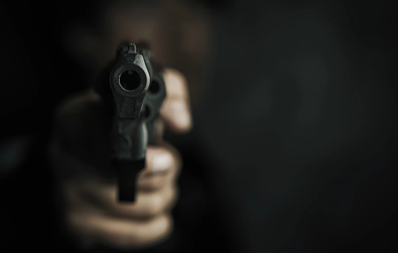 Έριχνε καρέκλες στην Αττική κι εκείνοι έβαζαν πιστόλια στο κεφάλι υπαλλήλου σε περίπτερο στου Ζωγράφου