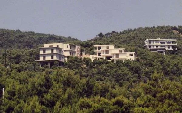 Τι «κρατά όρθια» τα αυθαίρετα κτήρια