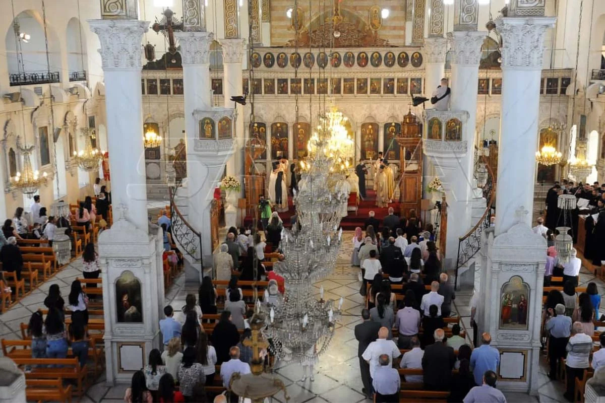 Συρία: Συγκλονιστικές εικόνες -Ιερέας με όπλο στην χριστουγεννιάτικη λειτουργία