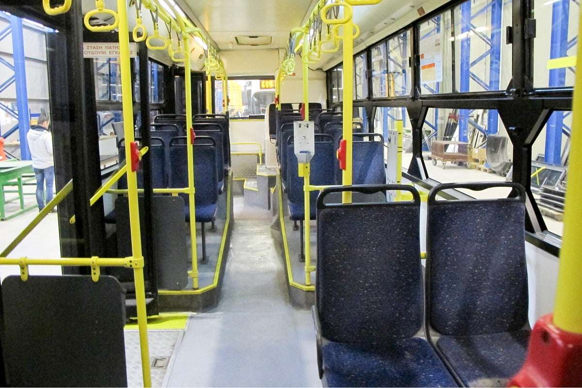 Ανήλικος προκάλεσε αναστάτωση σε λεωφορείο της Λαμίας – Συνελήφθη για επίδειξη και κλοπή