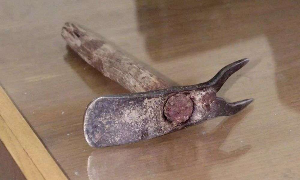 Ενδοοικογενειακό επεισόδιο στα Χανιά: Της πέταξε το σκεπάρνι στο κεφάλι – Δύο συλλήψεις