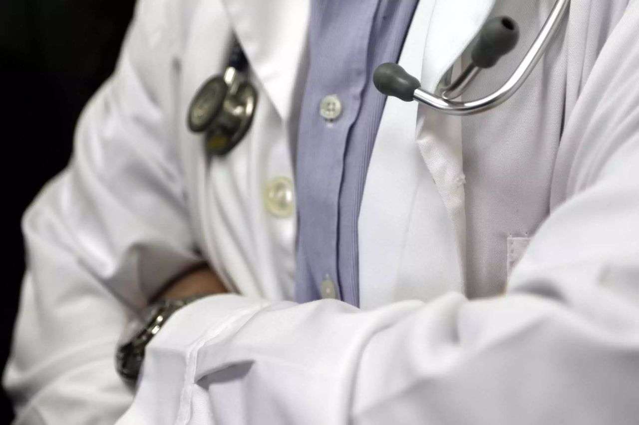 Απολογείται σήμερα ο γιατρός που δεν άφηνε την άρρωστη γυναίκα του να πάει στο νοσοκομείο, ενώ σφάδαζε από τους πόνους