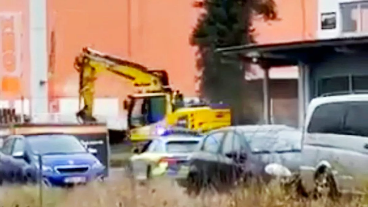 Κλεμμένος εκσκαφέας αφηνιάζει σε δρόμο, καθώς ένοπλοι αστυνομικοί κατακλύζουν το όχημα