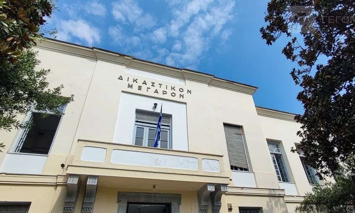 Βόλος: Πανικός στα δικαστήρια – 20χρονη επιχείρησε να πηδήξει από το παράθυρο