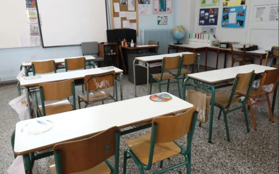 ΝΔ, ΠΑΣΟΚ και Πλεύση Ελευθερίας δίνουν το πράσινο φως στη σύμβαση για τα Δημόσια Ωνάσεια Σχολεία