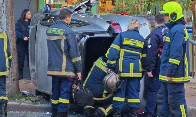 «Τούμπαρε» ΙΧ στην Πατησίων – Επιχείρηση απεγκλωβισμού του οδηγού, με δυσκολία η κυκλοφορία