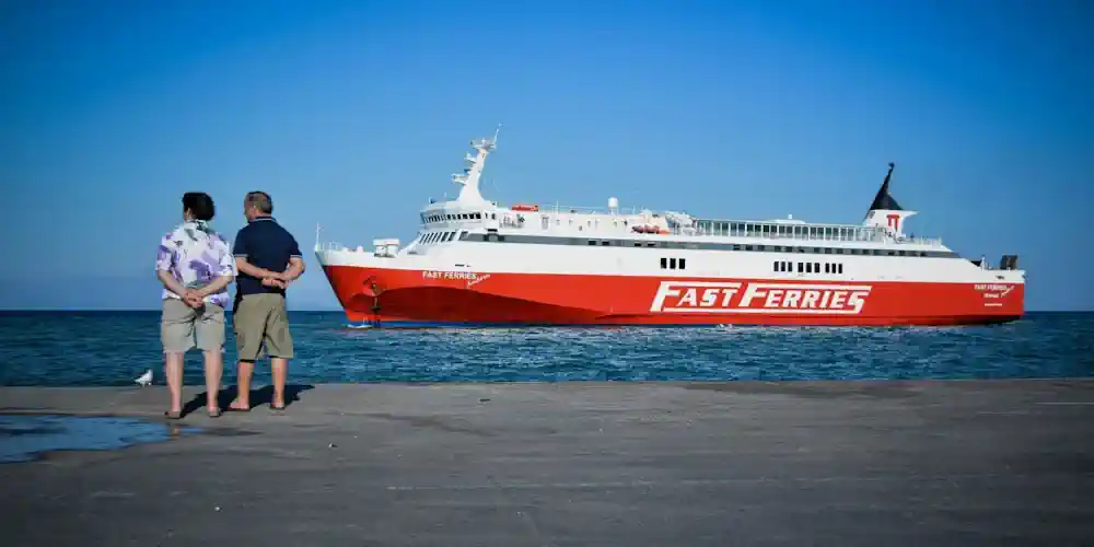 Ταλαιπωρία για τους 121 επιβάτες του Fast Ferries Andros – Δεν έφυγε από Πειραιά λόγω βλάβης