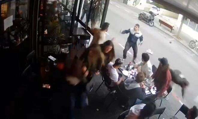 Ισραήλ: Σοκάρει το βίντεο της επίθεσης με μαχαίρι στο Τελ Αβίβ – «Υπήρχε παντού χάος, τρέξαμε να σωθούμε»