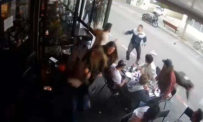 Ισραήλ: Σοκάρει το βίντεο της επίθεσης με μαχαίρι στο Τελ Αβίβ – «Υπήρχε παντού χάος, τρέξαμε να σωθούμε»