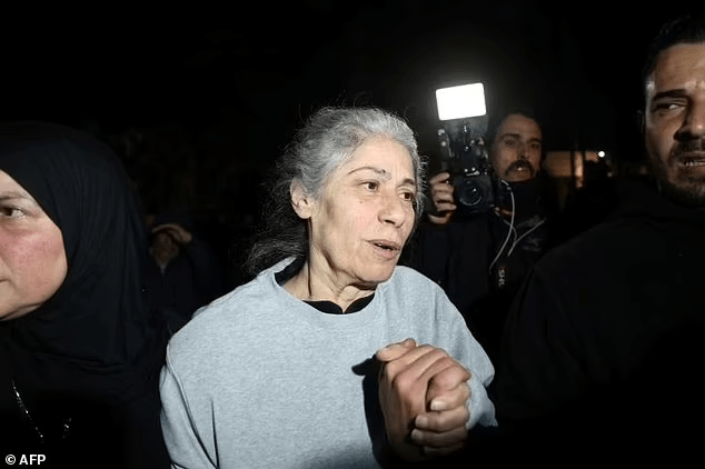 Ελευθερωμένη Παλαιστίνια ακτιβίστρια αφηγείται δύσκολες στιγμές στην ισραηλινή φυλακή