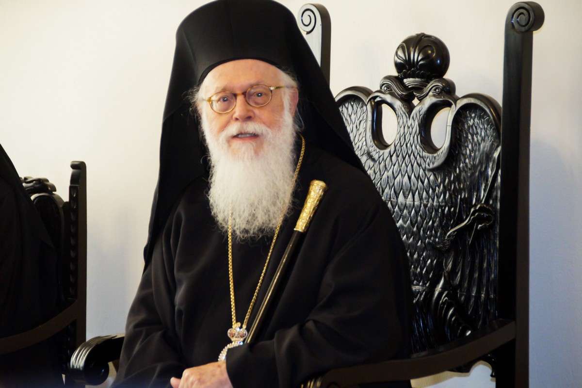 Έφτασε στα Τίρανα το σκήνωμα του Αναστάσιου – Σε λαϊκό προσκύνημα μέχρι την Πέμπτη