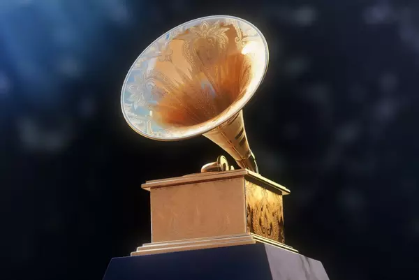 Grammy 2025: Οι Charli xcx, Billie Eilish, Sabrina Carpenter και Shakira στη σκηνή των βραβείων