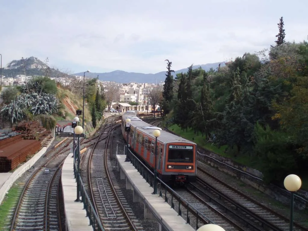 Μοσχάτο: Συρμός του ΗΣΑΠ γέμισε καπνούς