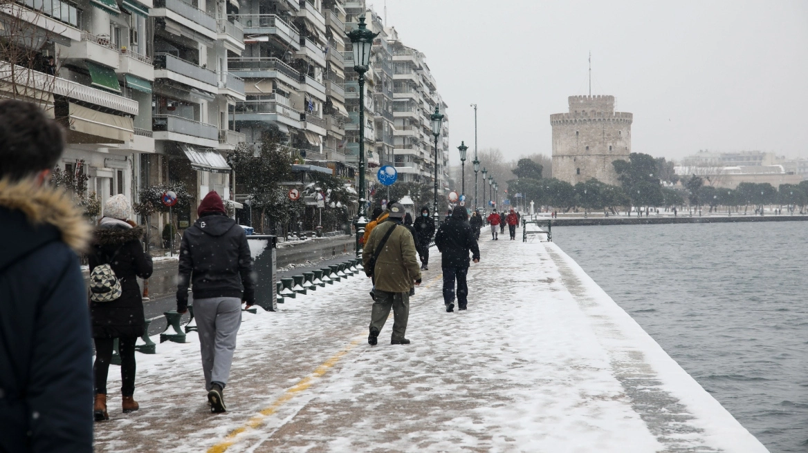 Σε επιφυλακή οι δήμοι της πόλης για ενδεχόμενο χιονιά
