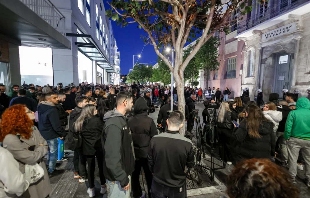 Οργή λαού έξω από τα δικαστήρια στην Κρήτη – «Είμαι άτολμος και ηλίθιος» δηλώνει ο 44χρονος για την κακοποίηση του 3χρονου