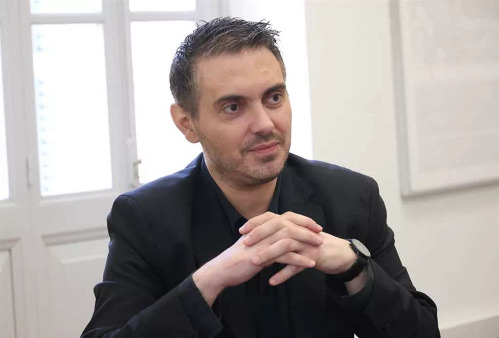 Μιχάλης Χατζηγιάννης: «Μου προκαλεί αποστροφή ο στίχος του Light»