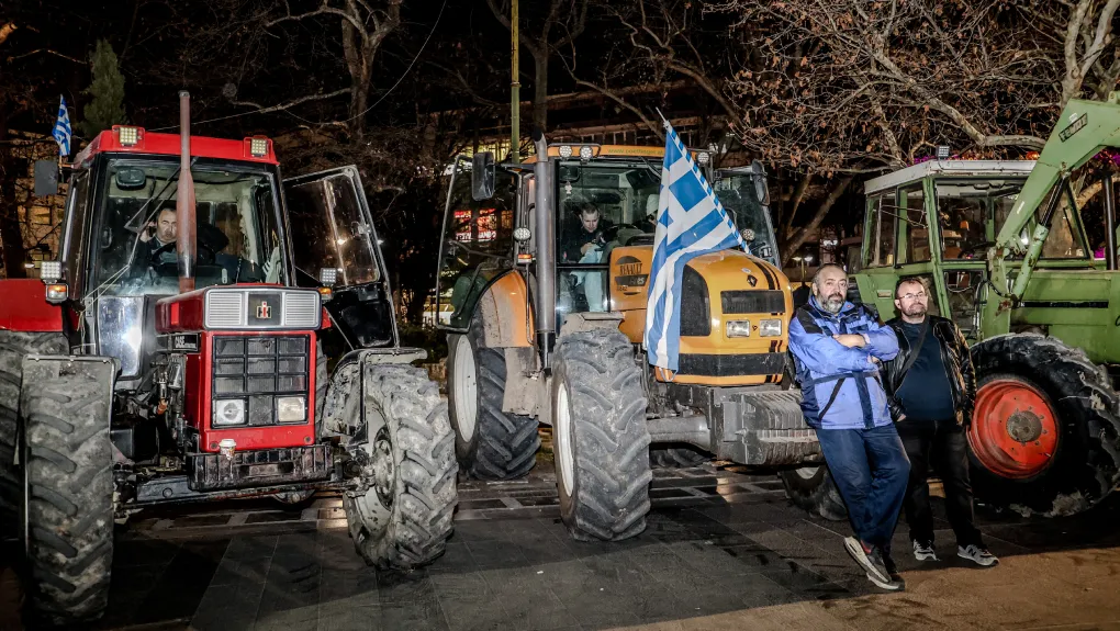 Σε οκτώ οδικούς κόμβους της Κεντρικής Μακεδονίας παραμένουν τα τρακτέρ