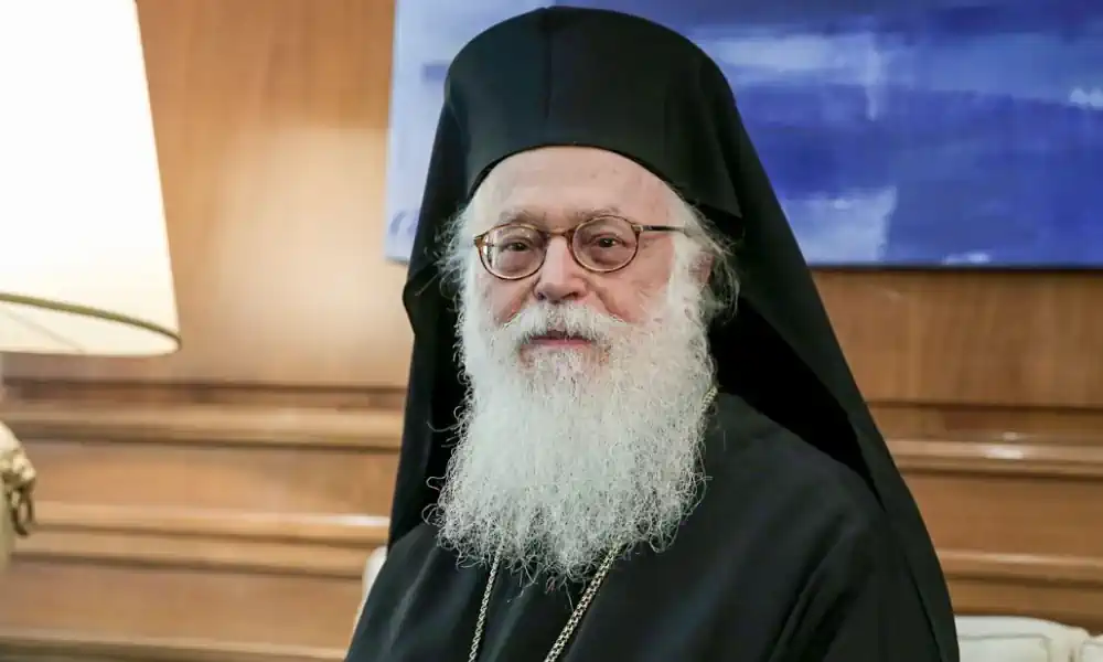 Σε λαϊκό προσκύνημα στη Μητρόπολη η σορός του μακαριστού Αρχιεπισκόπου Αλβανίας Αναστάσιου – Στα Τίρανα η κηδεία