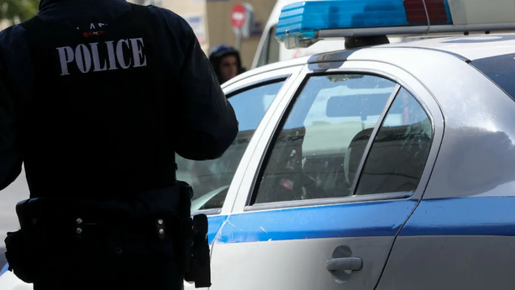 Καματερό: Συνελήφθη 49χρονος που ζητούσε 10.000 ευρώ με απειλές – Βρέθηκαν πιστόλι και αλεξίσφαιρο της ΕΛ.ΑΣ.