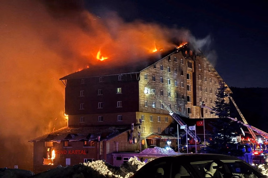 Πυρκαγιά σε χιονοδρομικό κέντρο στην Τουρκία αφήνει 10 νεκρούς και 32 τραυματίες