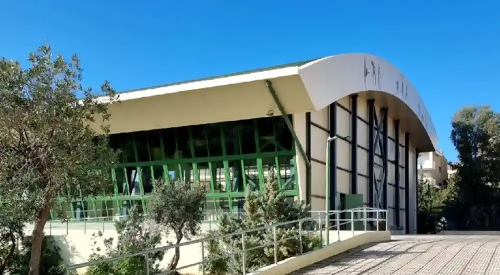 Απόπειρα αρπαγής παιδιού στη Γλυφάδα – Με μαύρα ρούχα και ανοιχτόχρωμα μάτια ο άνδρας που το φώναξε