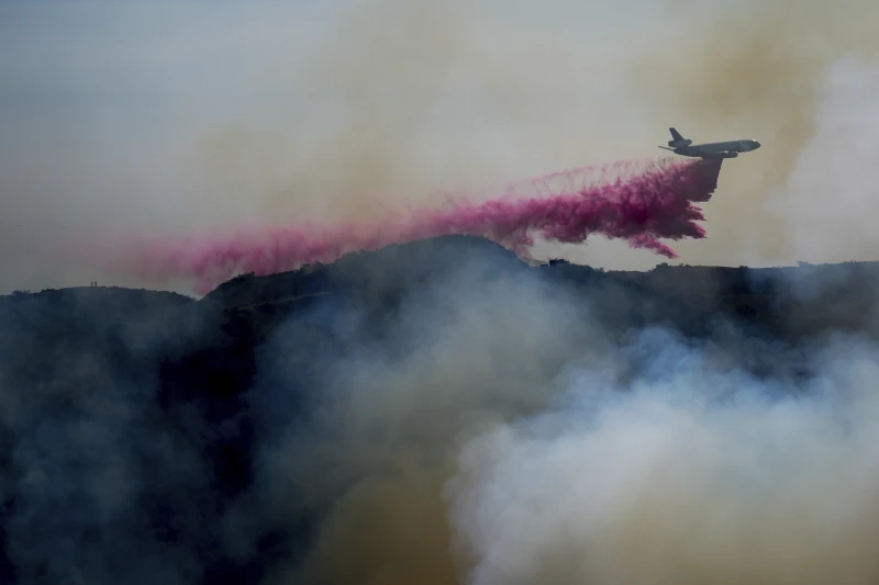 Το ροζ επιβραδυντικό πυρκαγιάς που χρησιμοποιείται για την καταπολέμηση των πυρκαγιών του Λος Άντζελες εγείρει ερωτήματα σχετικά με την ασφάλεια