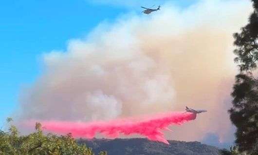 Λος Άντζελες: Γιατί τα πυροσβεστικά αεροπλάνα ρίχνουν ροζ σκόνη – Αυτός είναι ο λόγος
