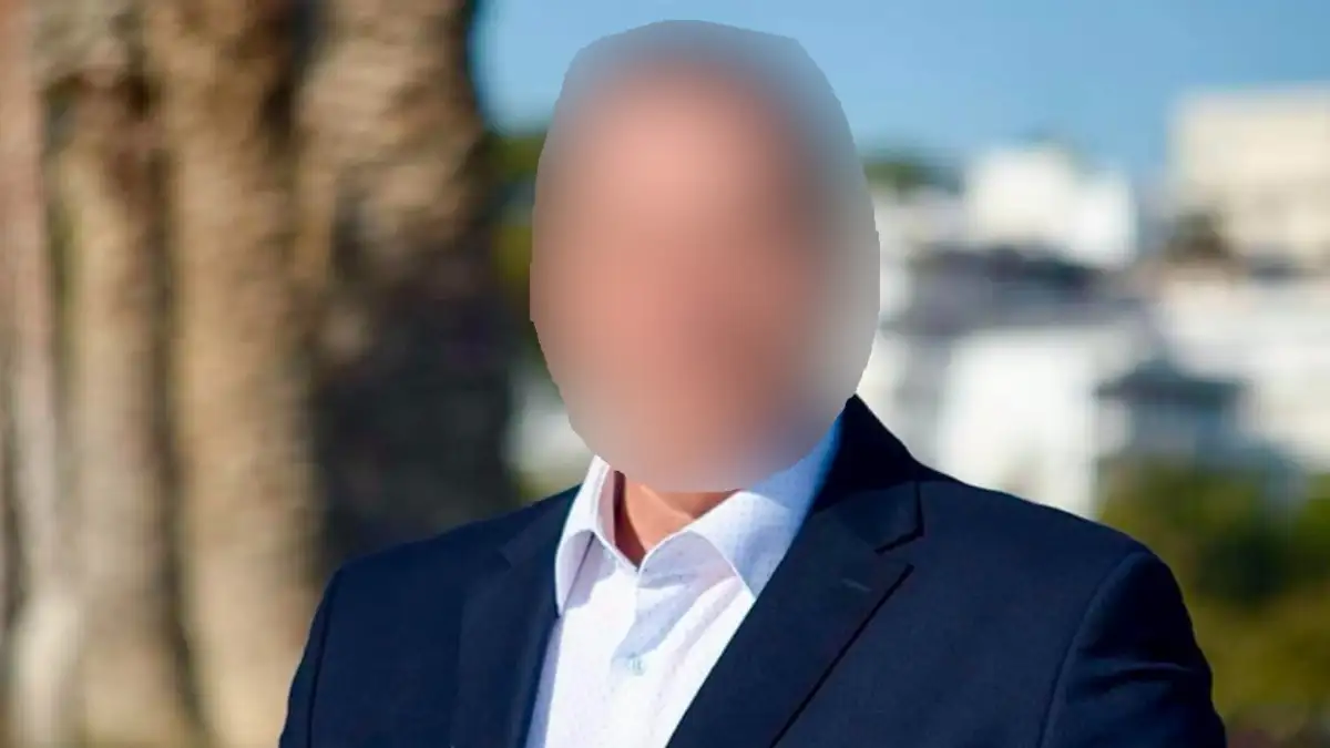 Eντεταλμένος σύμβουλος του δήμου Βάρης παρίστανε τον αστυνομικό της Interpol και εκβίαζε για χρήματα