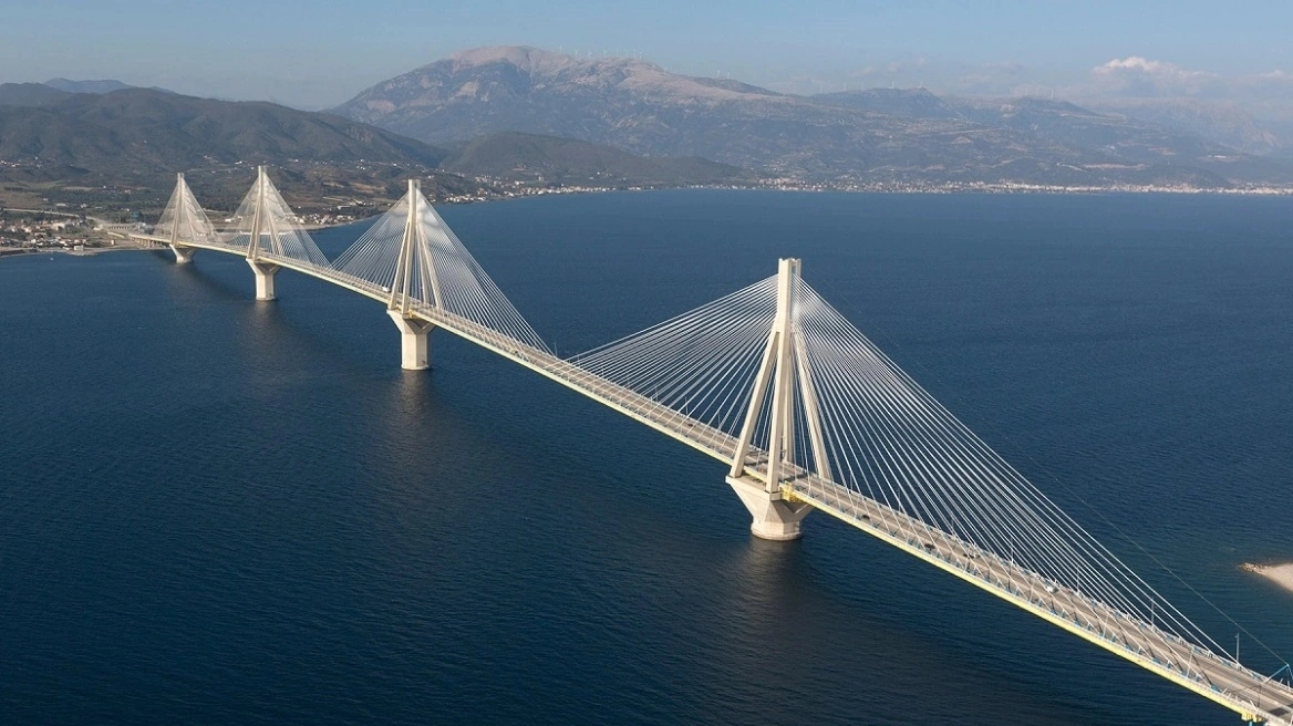 Στο νοσοκομείο άνδρας που πήδηξε από τη γέφυρα Ρίου – Αντιρρίου