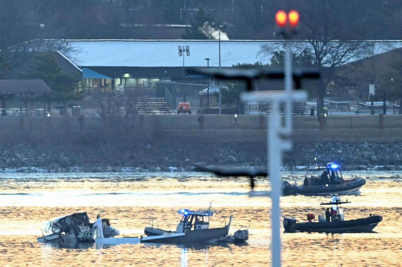 Οι αξιωματούχοι είναι βέβαιοι ότι θα ανακτήσουν τα σώματα όσων σκοτώθηκαν σε σύγκρουση στον αέρα, λέει ο επικεφαλής της πυροσβεστικής