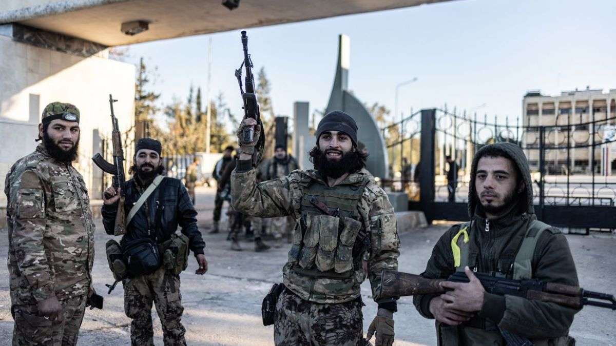 Το Συριακό Παρατηρητήριο Πολέμου αναφέρει εκρήξεις σε αποθήκες όπλων κοντά στη Δαμασκό