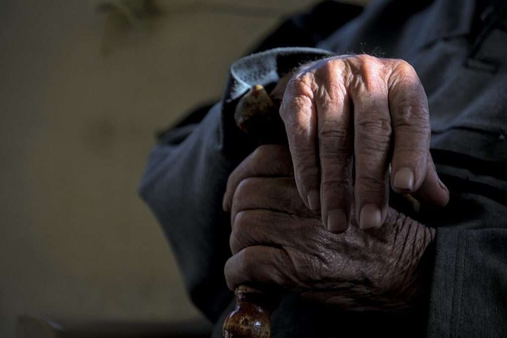 Εύβοια: «ΚΡΟΥΣΜΑΤΑ ΨΩΡΑΣ» σε γηροκομείο – «ΑΠΕΙΛΗΣΑΝ» εργαζόμενες να μην ενημερώσουν τις οικογένειες των ηλικιωμένων!