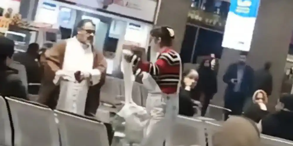 Ιράν: Γυναίκα χωρίς χιτζάμπ αφαίρεσε τουρμπάνι από κληρικό – Δείτε βίντεο