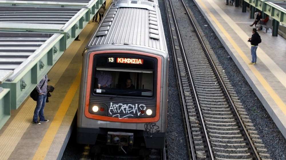 Συνελήφθη 15χρονος που μαζί με άλλους ανήλικους πέταξαν πέτρες σε τρένο του ΗΣΑΠ από πεζογέφυρα – Τραυματίστηκε ο οδηγός