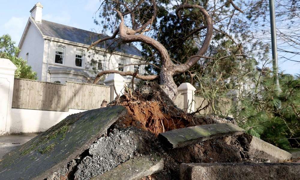 Καταιγίδα Έοουιν – Εκατοντάδες χιλιάδες νοικοκυριά σε Ιρλανδία και Βρετανία χωρίς ρεύμα