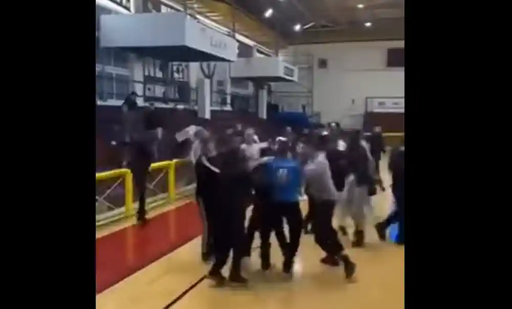 Ηράκλειο: Το βίντεο της ντροπής από την επίθεση μαθητών σε συνομηλίκους τους μετά από σχολικό αγώνα μπάσκετ