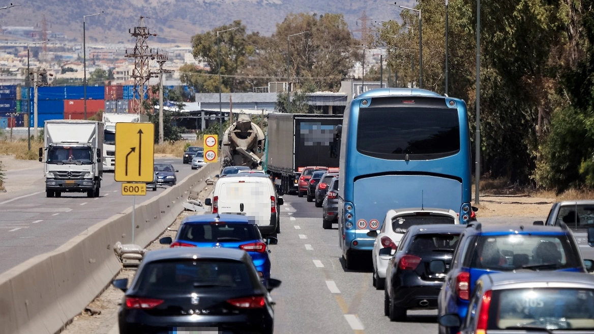 Τροχαίο στη Λεωφόρο Αθηνών – Φορτηγό συγκρούστηκε με δίκυκλο, καθυστερήσεις στην περιοχή