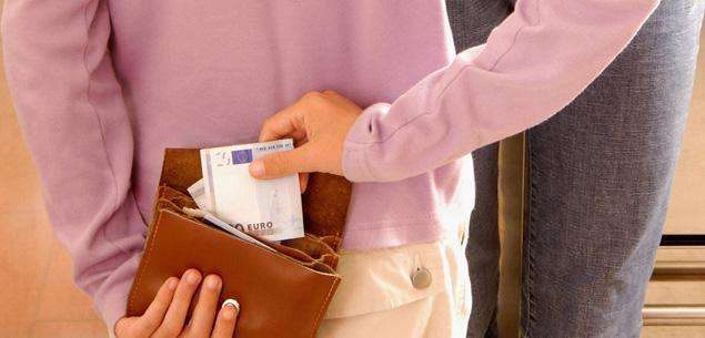 Πόσοι κρύβουν χρήματα από τους συντρόφους τους ;
