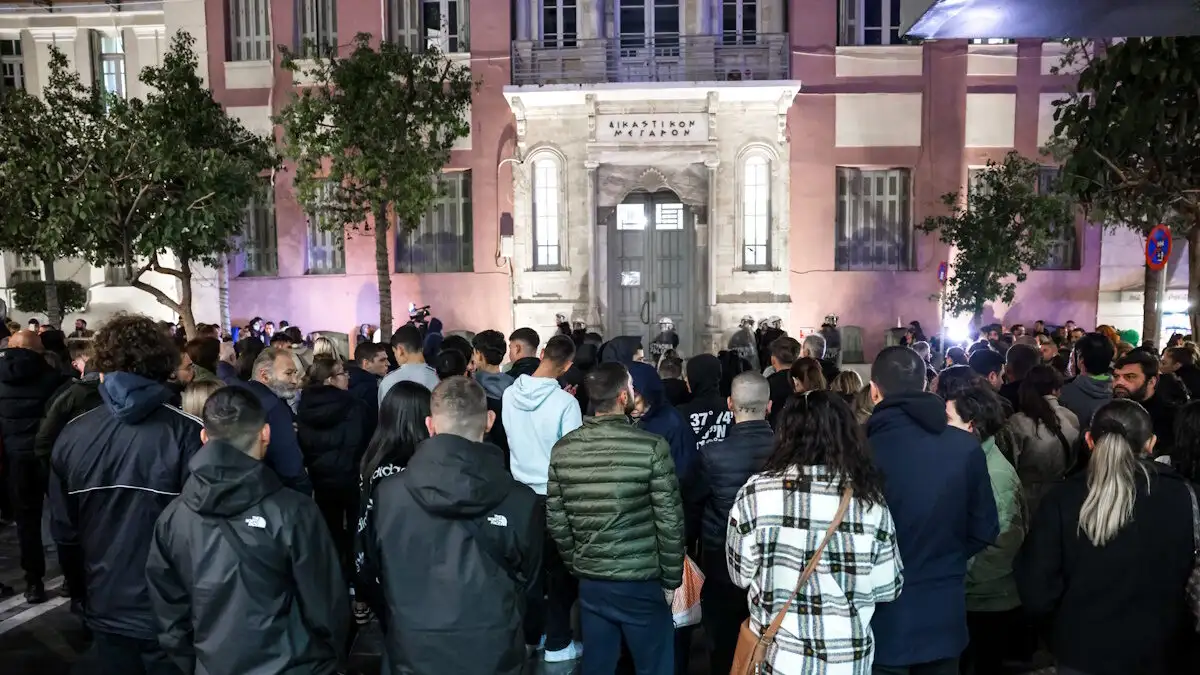 Ηράκλειο: Φυγάδευσαν το ζευγάρι από το εξαγριωμένο πλήθος για την φρικτή κακοποίηση του 3χρονου Άγγελου