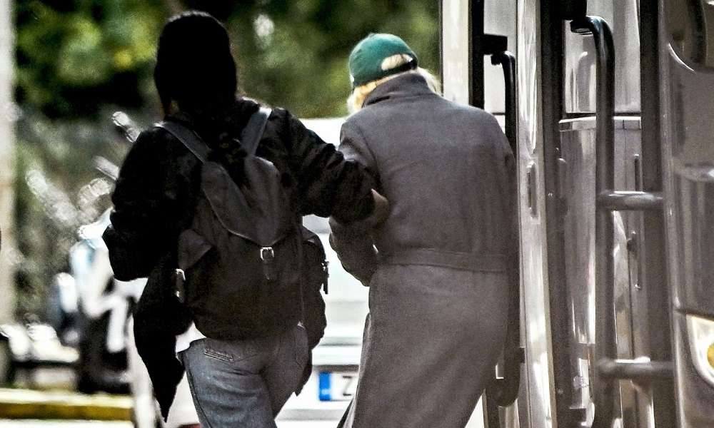 Δικηγόρος 37χρονης αστυνομικού: Τα χρήματα που βρέθηκαν στο σπίτι της δικαιολογούνται με ευχέρεια – Σε ισχνές ενδείξεις η δίωξη