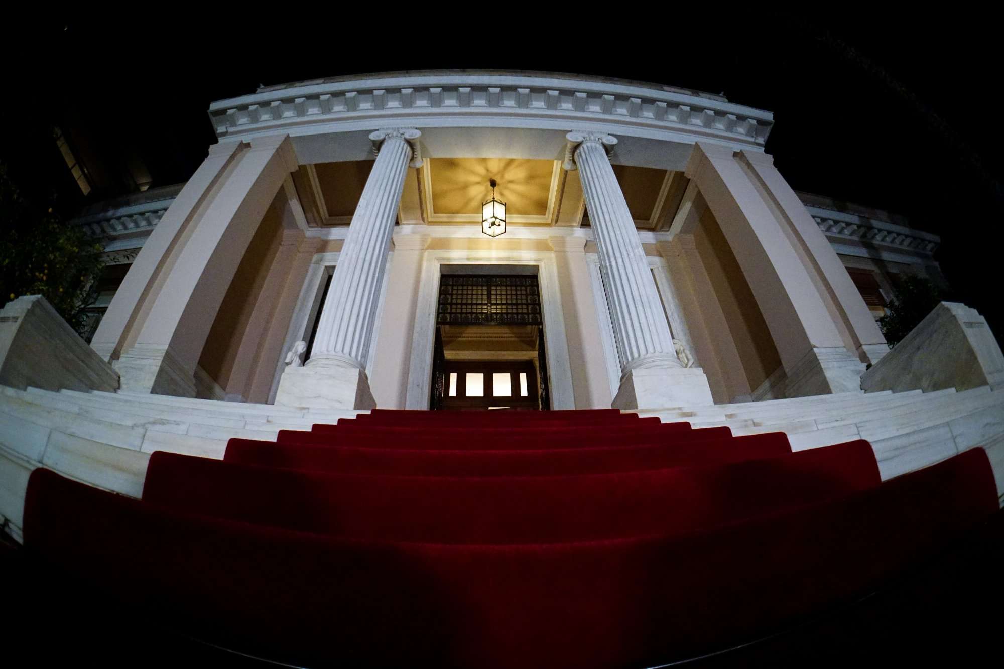 «ΣΚΑΝΔΑΛΟΚΡΑΤΙΑ ΠΑΝΤΟΥ!» – Τι; Όχι…;