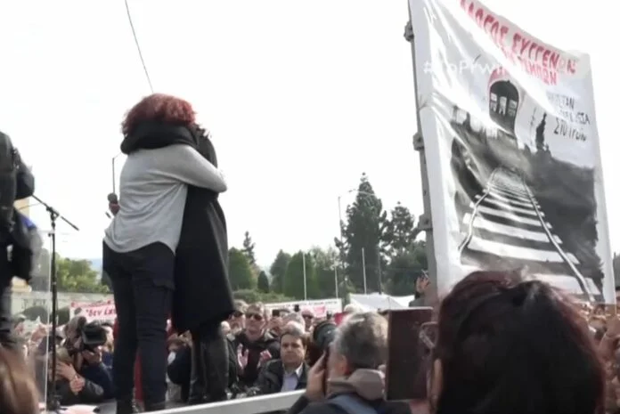 Συγκλονίζει η μητέρα της Ερατούς για τα Τέμπη: «Χάσαμε τα παιδιά μας, νιώθουμε ακριβώς το ίδιο»