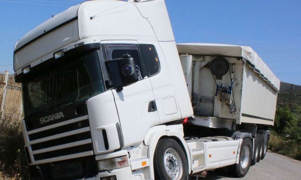 Νταλίκα που μετέφερε φυσικό αέριο «δίπλωσε» στο Άνω Διακοπτό – Εκτροπή κυκλοφορίας