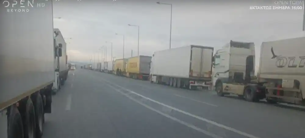 Ακινητοποιημένες 80 νταλίκες στο Δερβένι Θεσσαλονίκης – «Δεν μας αφήνουν να φύγουμε εδώ και 32 ώρες»