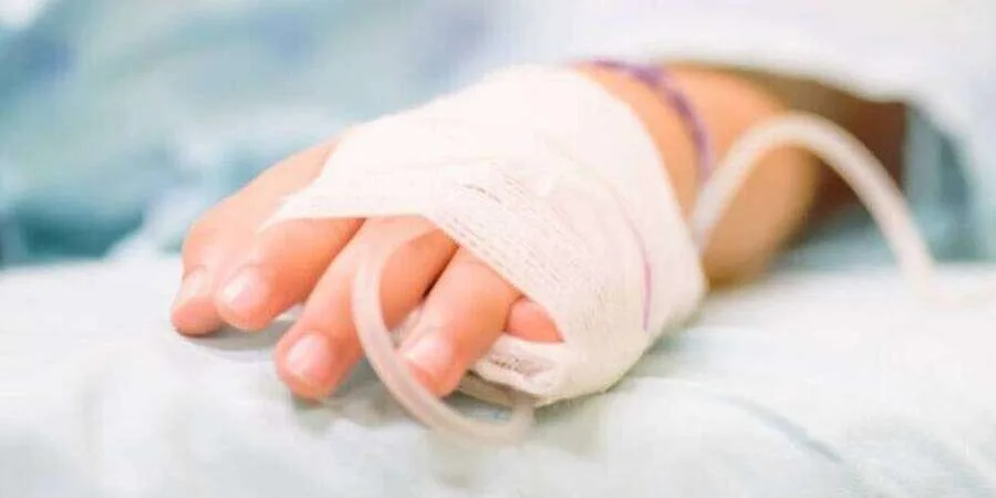 Κρήτη:  Μεγάλη μάχη για τη ζωή του δίνει το 3χρονο αγοράκι – Τα βίντεο της κακοποίησης «λύγισαν» τους αστυνομικούς