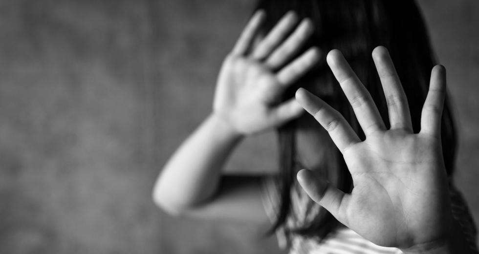 «Θα τους ξέσκιζα»: Η οργή του πατέρα της 16χρονης που βιάστηκε ομαδικά στην Πάτρα