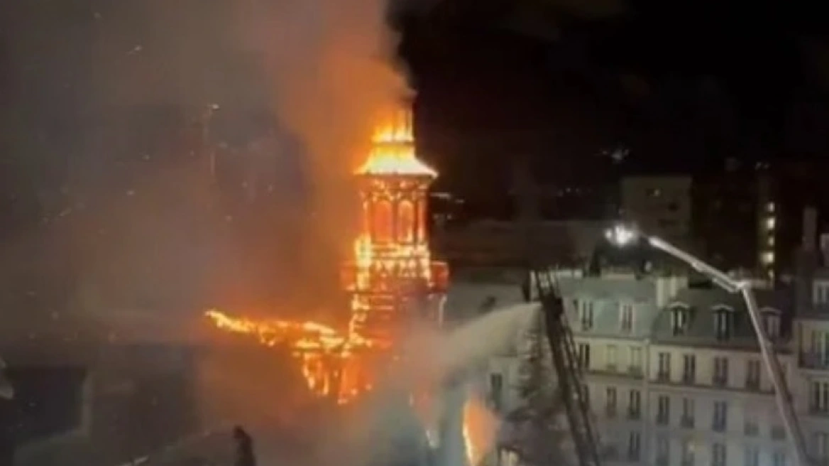 Μεγάλη φωτιά στο δημαρχείο του 12ου διαμερίσματος στο Παρίσι – Κάηκε το καμπαναριό του κτιρίου