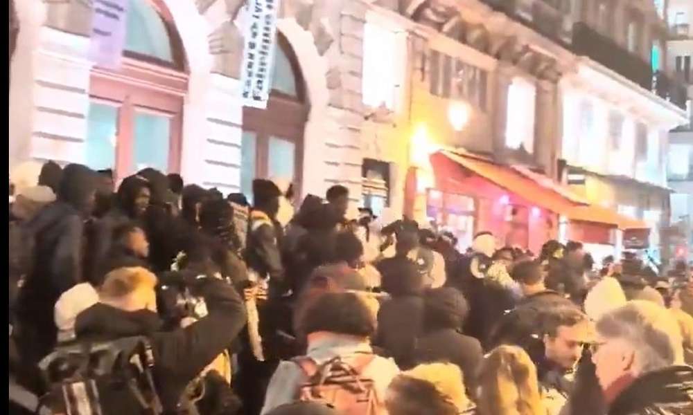 Γαλλία – Το φάσμα της χρεοκοπίας αντιμετωπίζει θέατρο στο Παρίσι που κατελήφθη από λαθρομετανάστες έπειτα από εκδήλωση «αλληλεγγύης»