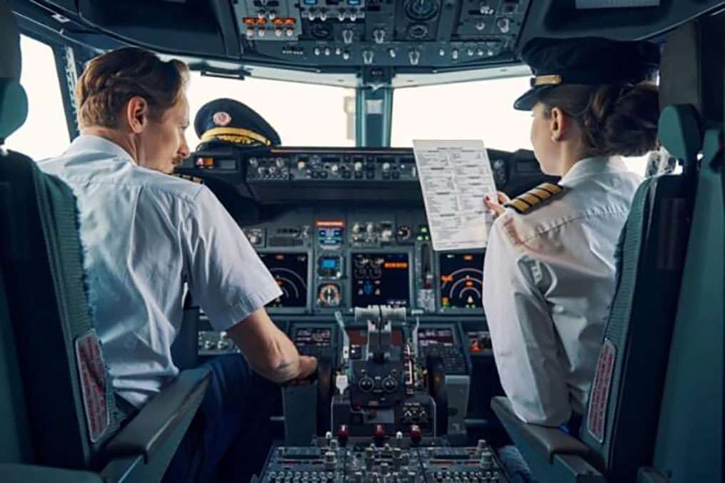Παραμένουν δύο χειριστές στο πιλοτήριο εμπορικών πτήσεων – Τι συστήνει η ρυθμιστική αρχή της ΕΕ